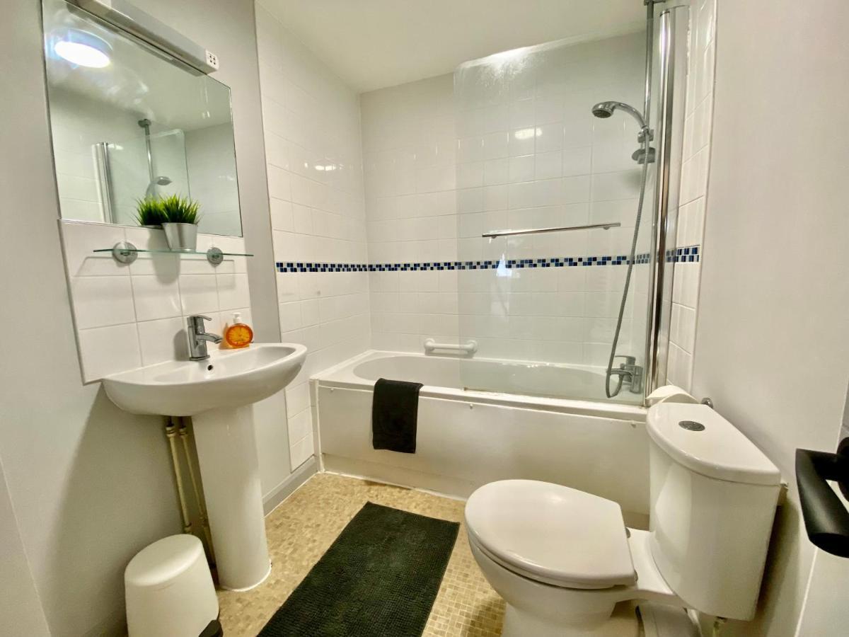 Beautiful Apartment - 5 Minute Walk To The Best Beach! - Great Location - Parking - Fast Wifi - Smart Tv - Newly Decorated - Sleeps Up To 4! Close To Bournemouth & Poole Town Centre Extérieur photo