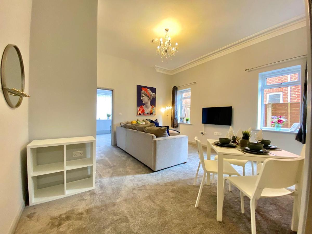 Beautiful Apartment - 5 Minute Walk To The Best Beach! - Great Location - Parking - Fast Wifi - Smart Tv - Newly Decorated - Sleeps Up To 4! Close To Bournemouth & Poole Town Centre Extérieur photo