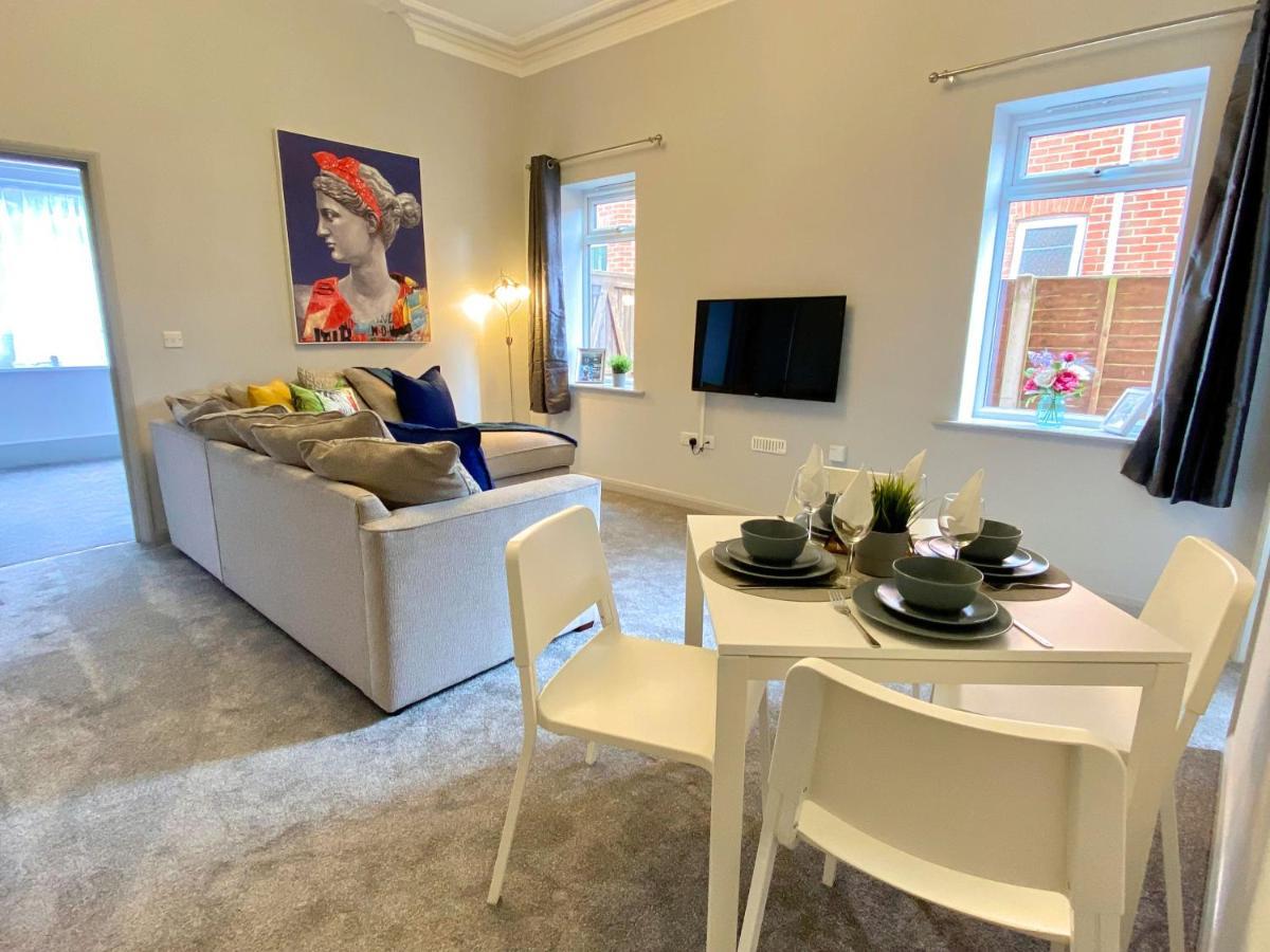 Beautiful Apartment - 5 Minute Walk To The Best Beach! - Great Location - Parking - Fast Wifi - Smart Tv - Newly Decorated - Sleeps Up To 4! Close To Bournemouth & Poole Town Centre Extérieur photo